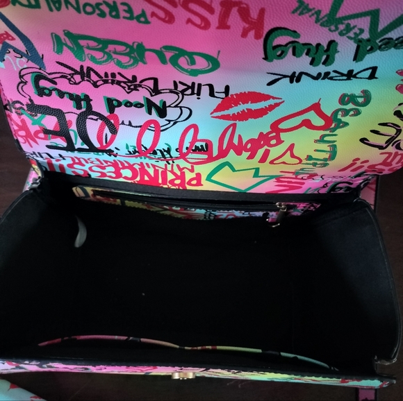 A colorful handbag with matching wallet - Picture 2 of 5